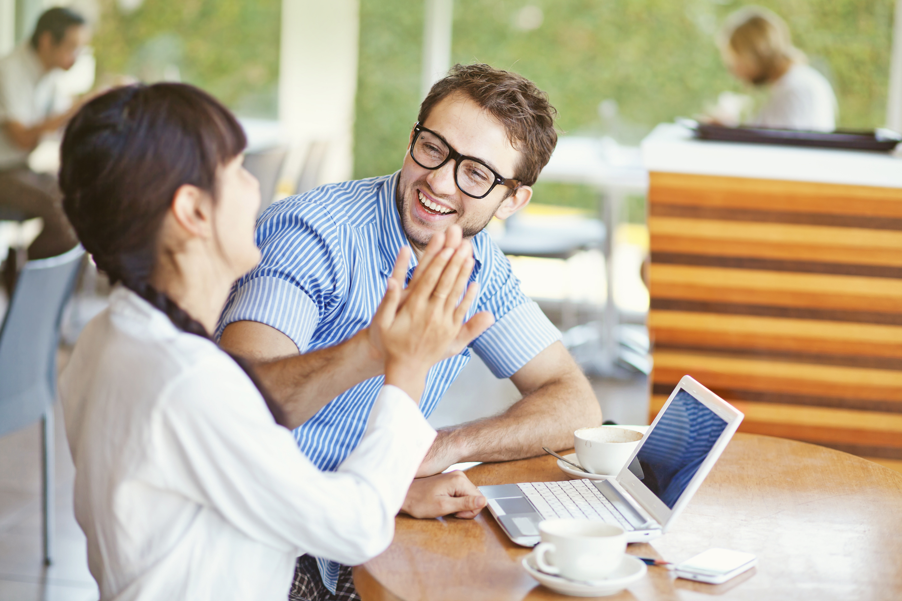 Как работать с людьми. Люди вместе работают. Веселье в офисе. Веселье в офисе фото. Мужчины вместе работают.
